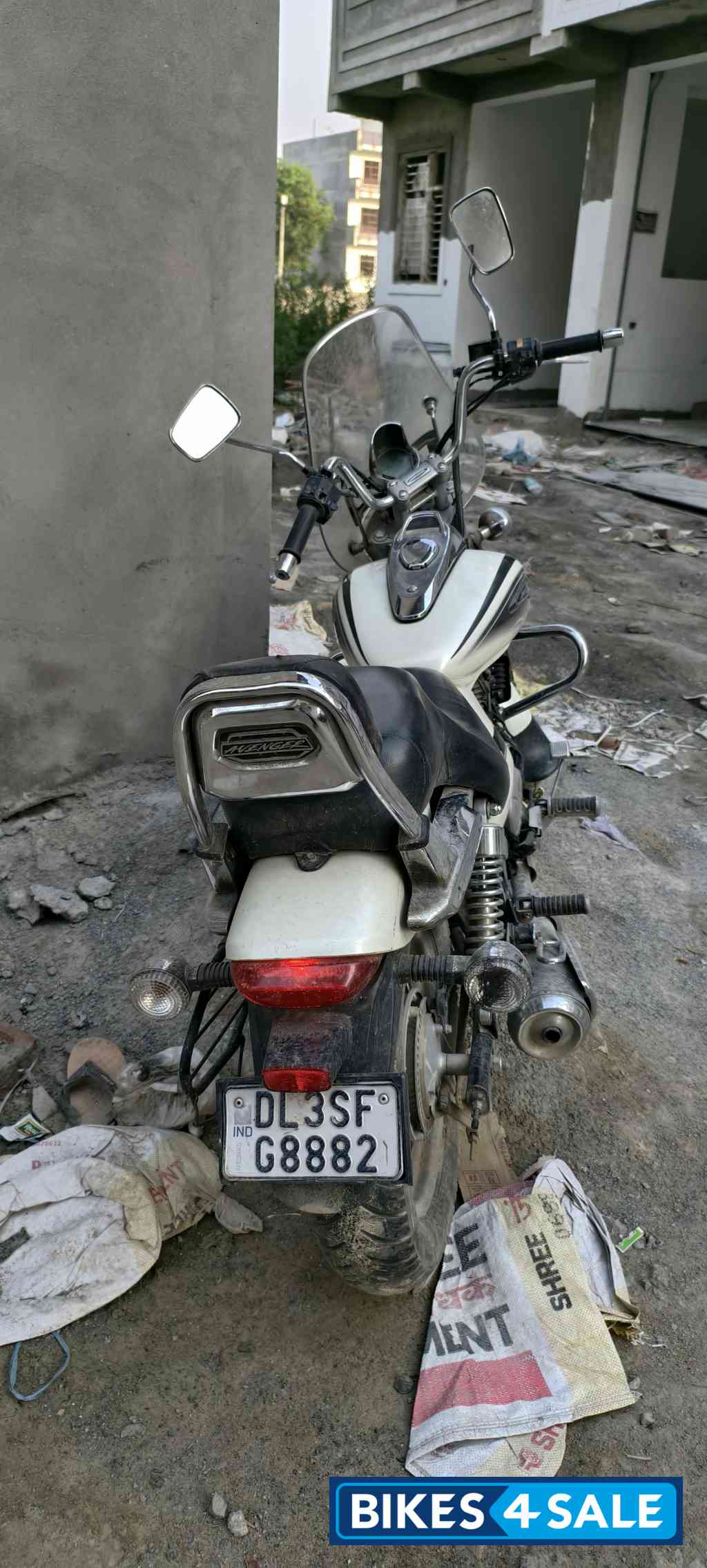 White Bajaj Avenger Cruise 220 BS6