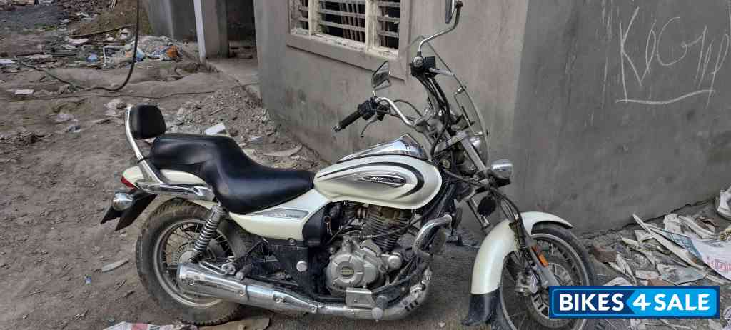 White Bajaj Avenger Cruise 220 BS6