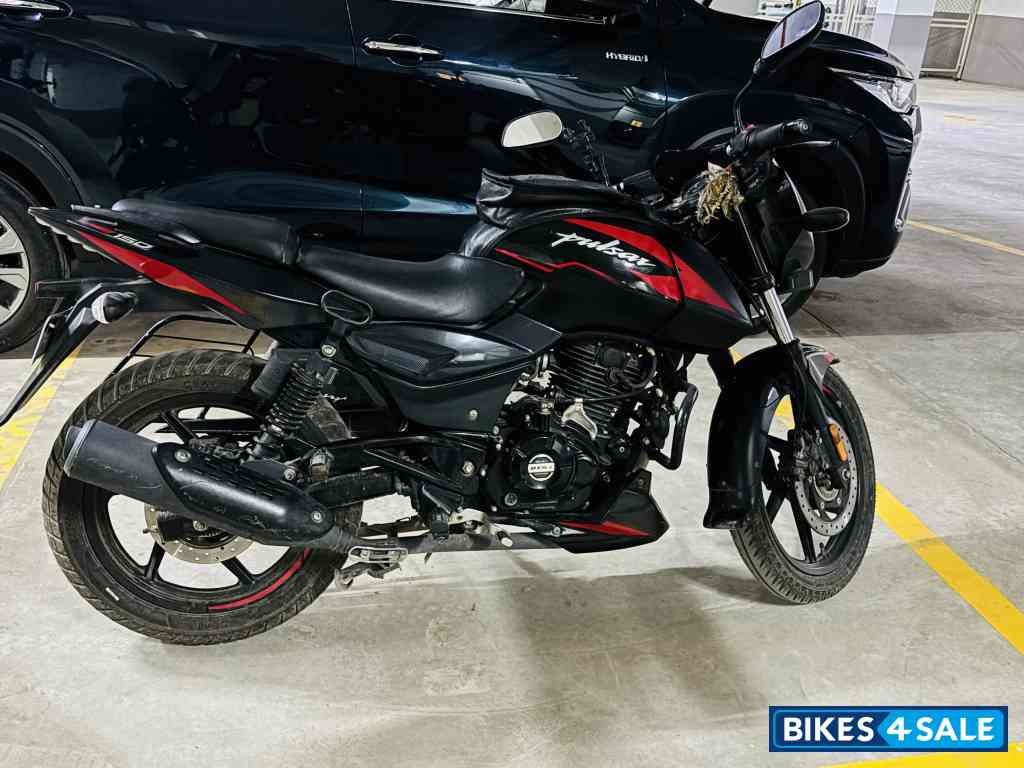 Black Bajaj Pulsar 150 Twin Disc BS6