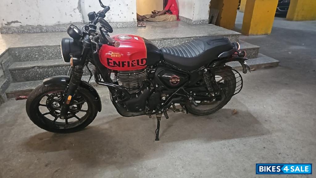 Red Royal Enfield Hunter 350 Retro
