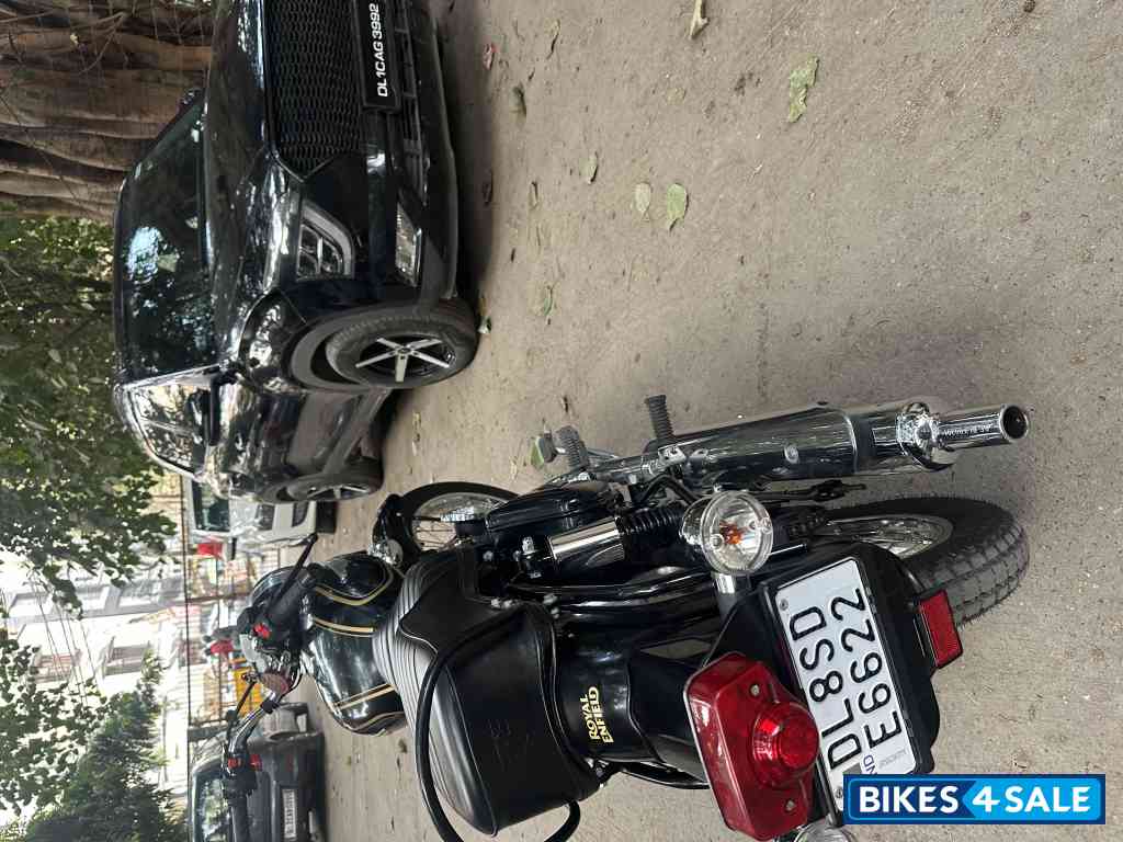 Black Royal Enfield Bullet Standard 350