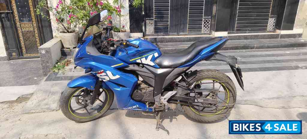 Blue Suzuki Gixxer SF