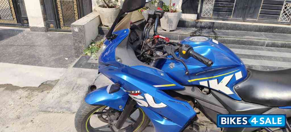 Blue Suzuki Gixxer SF