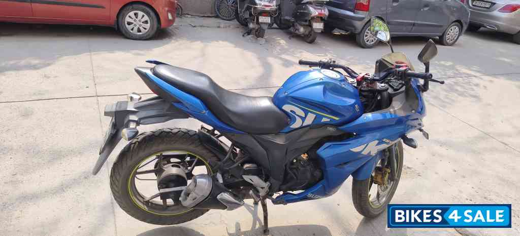 Blue Suzuki Gixxer SF