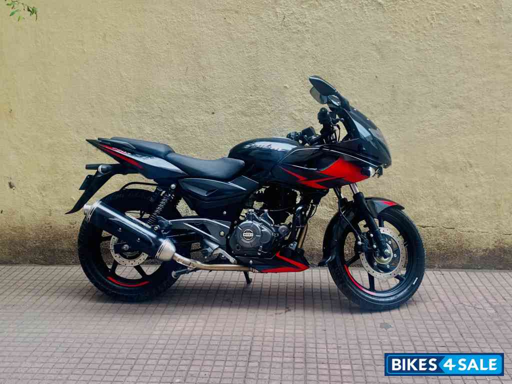 Ebony Red Bajaj Pulsar 220F