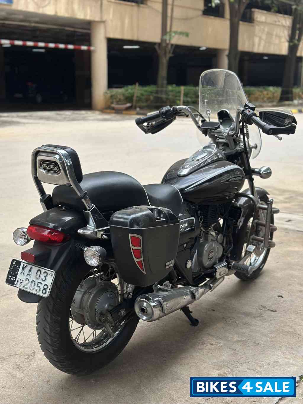 Black Bajaj Avenger Cruise 220