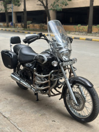 Black Bajaj Avenger Cruise 220