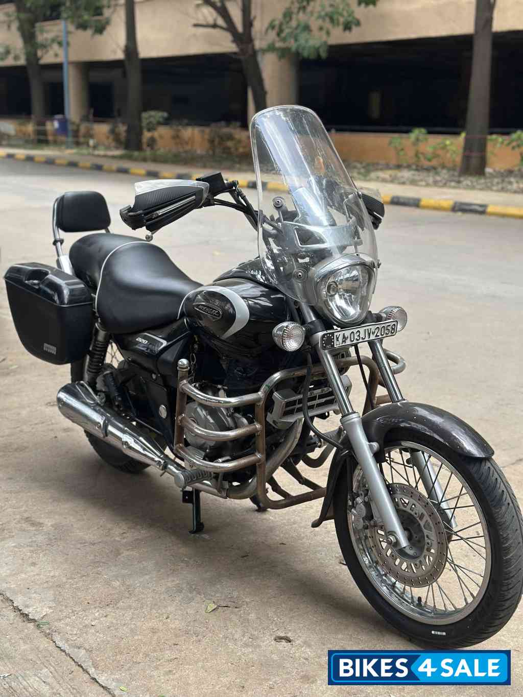 Black Bajaj Avenger Cruise 220 Black Bajaj Avenger Cruise 220