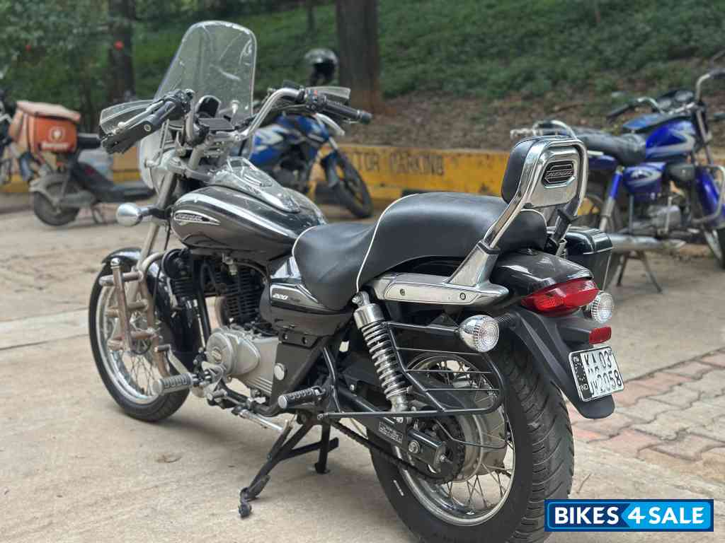 Black Bajaj Avenger Cruise 220 Black Bajaj Avenger Cruise 220