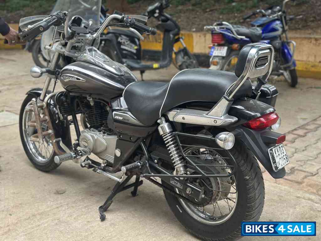 Black Bajaj Avenger Cruise 220 Black Bajaj Avenger Cruise 220