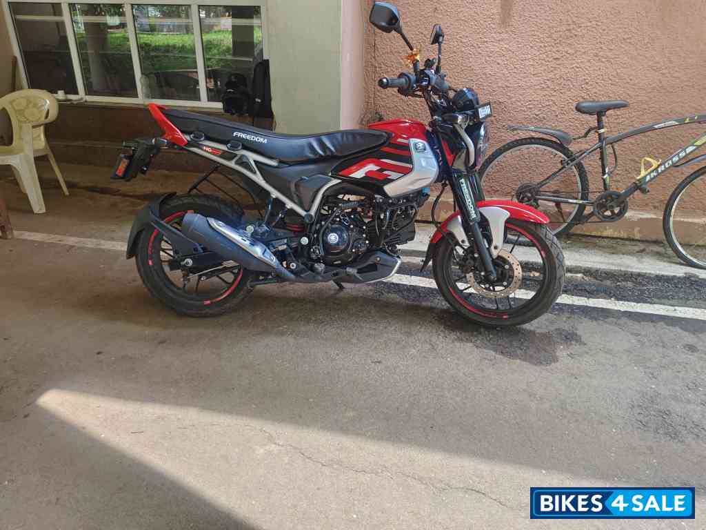 Red Bajaj Freedom 125 NG04 Disc LED