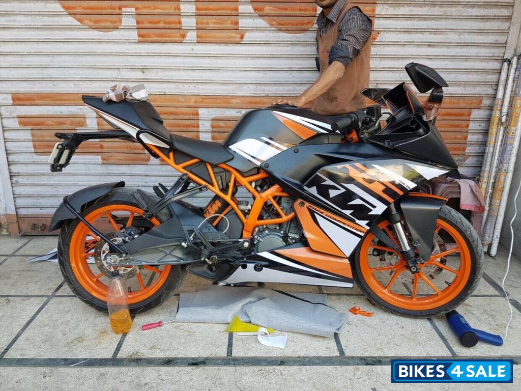 Black KTM RC 200