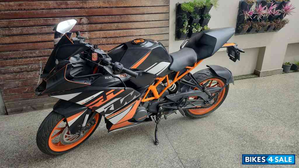 Black KTM RC 200