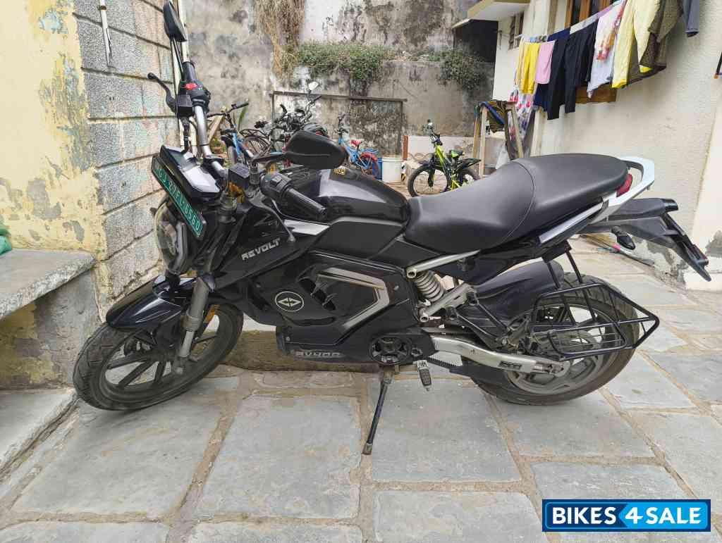 Black Revolt RV400 BRZ