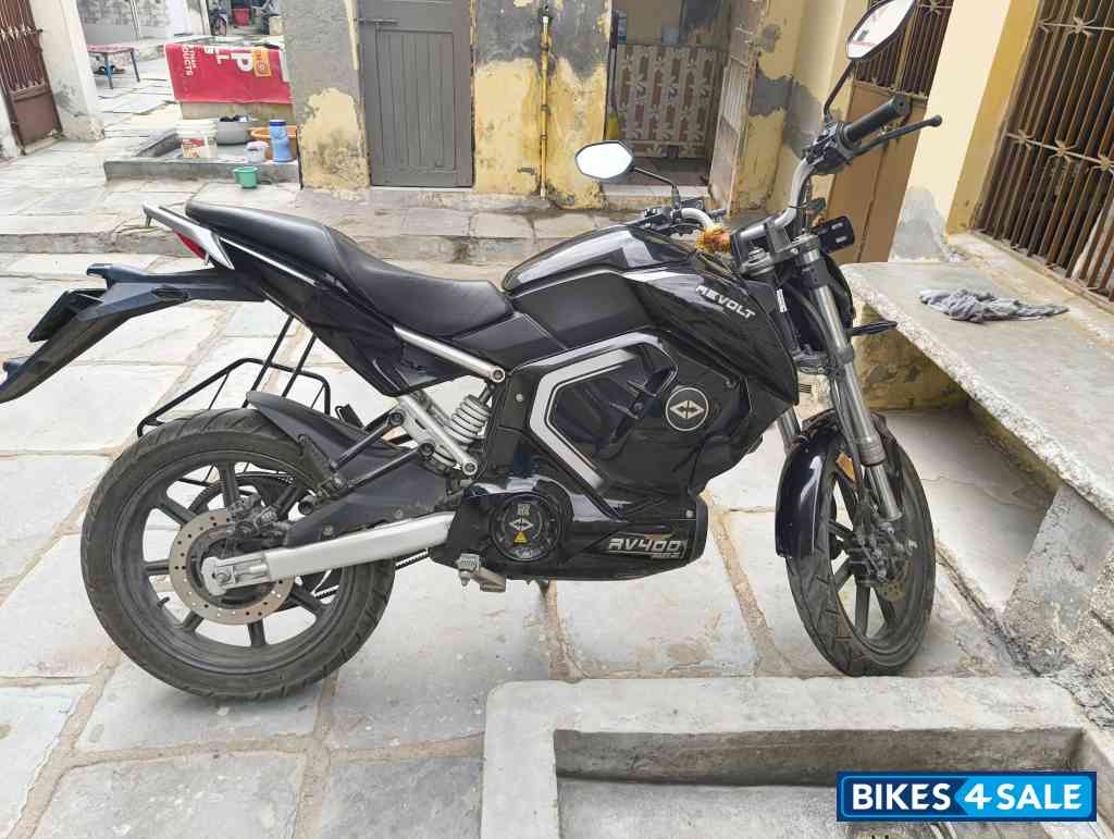Black Revolt RV400 BRZ