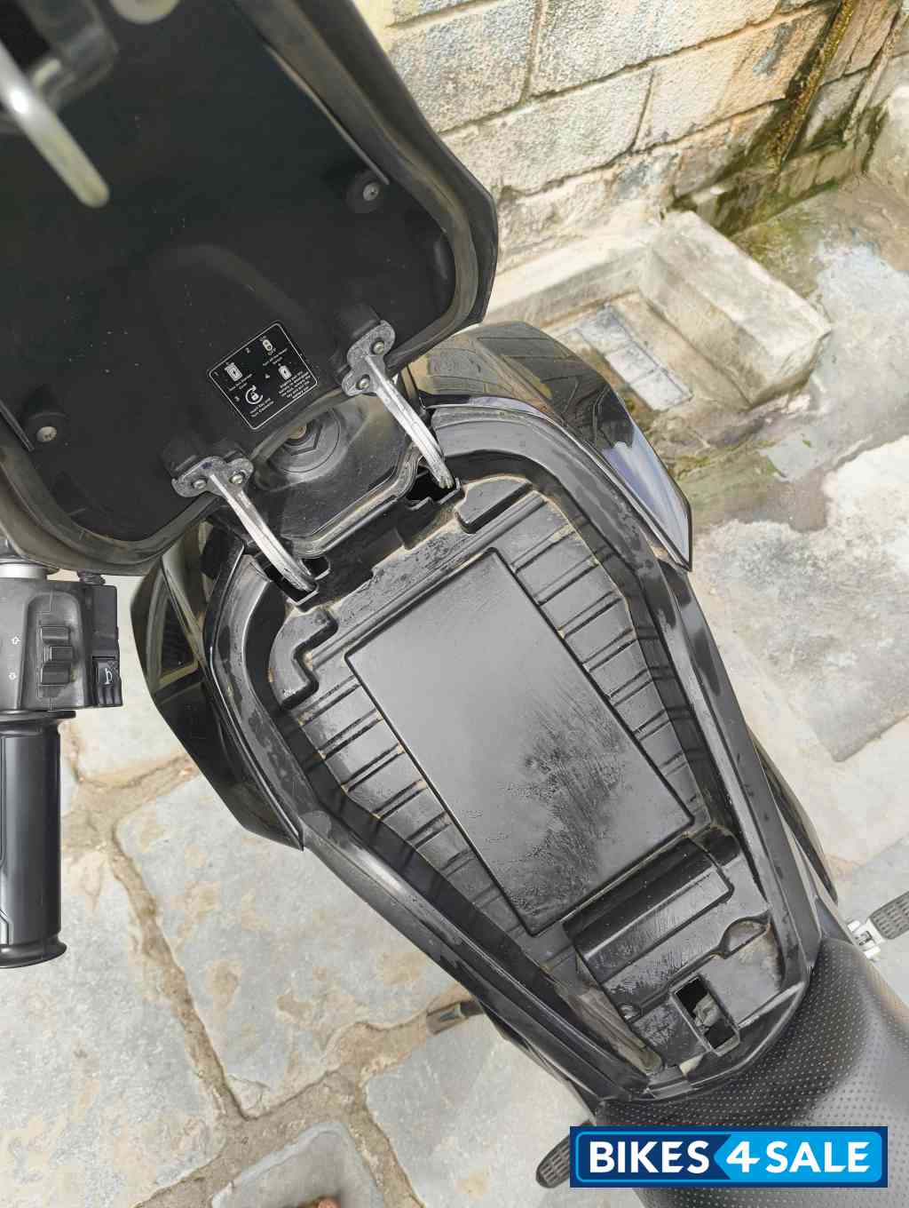 Black Revolt RV400 BRZ