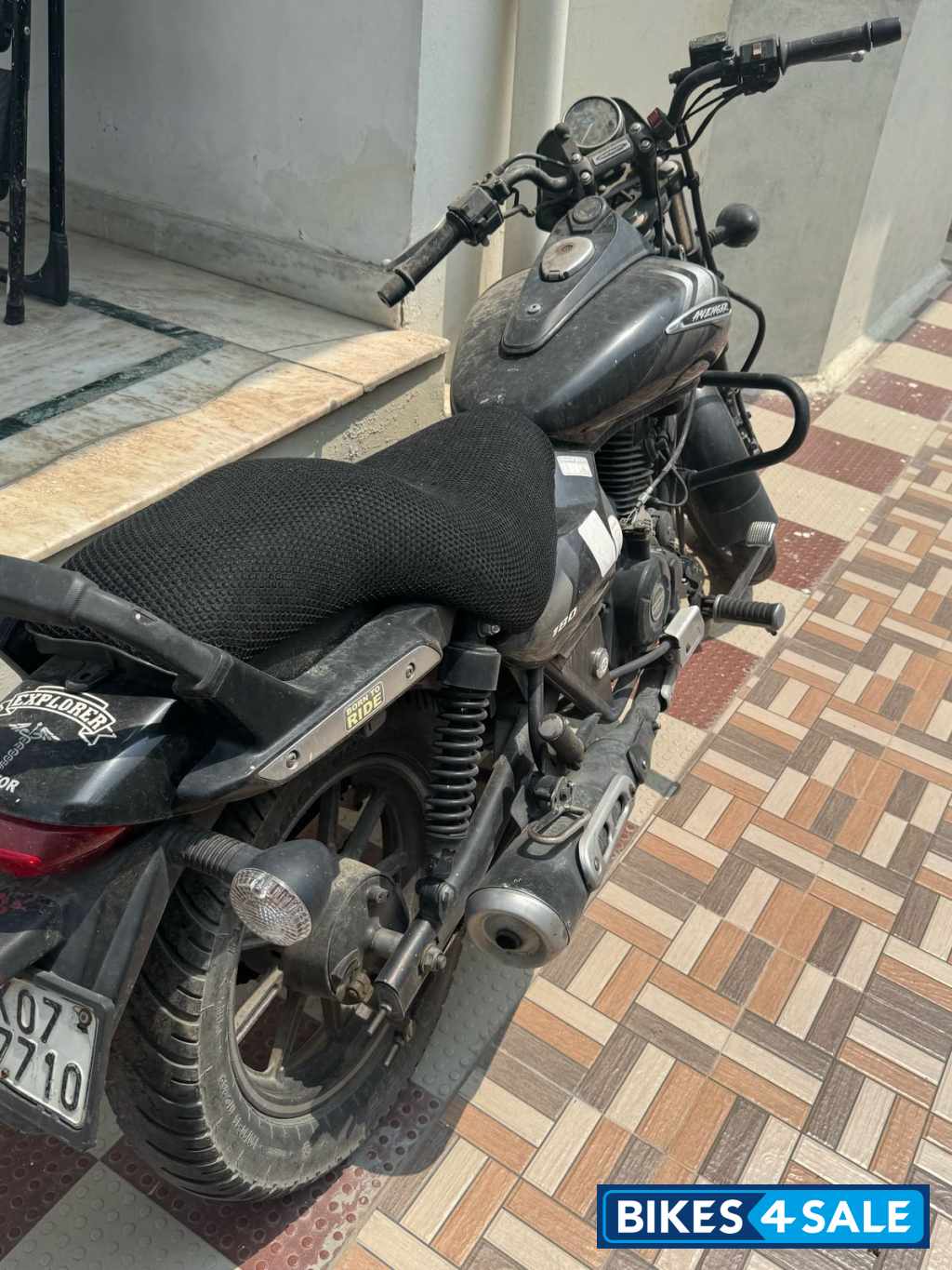 Black Bajaj Avenger 180 DTS-i