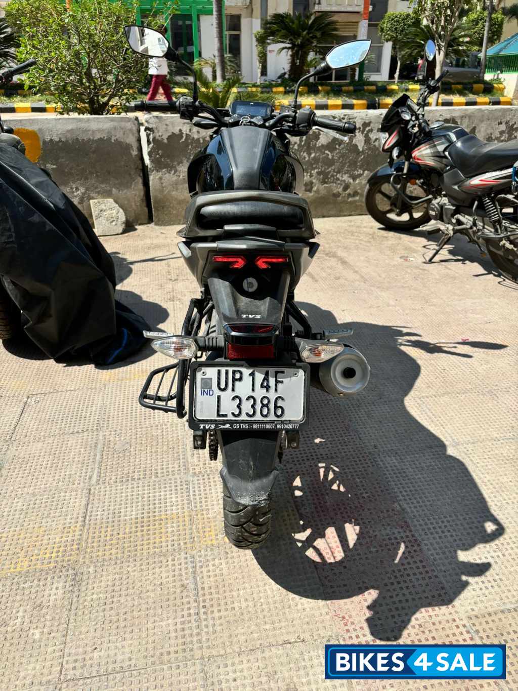 Black TVS Raider 125