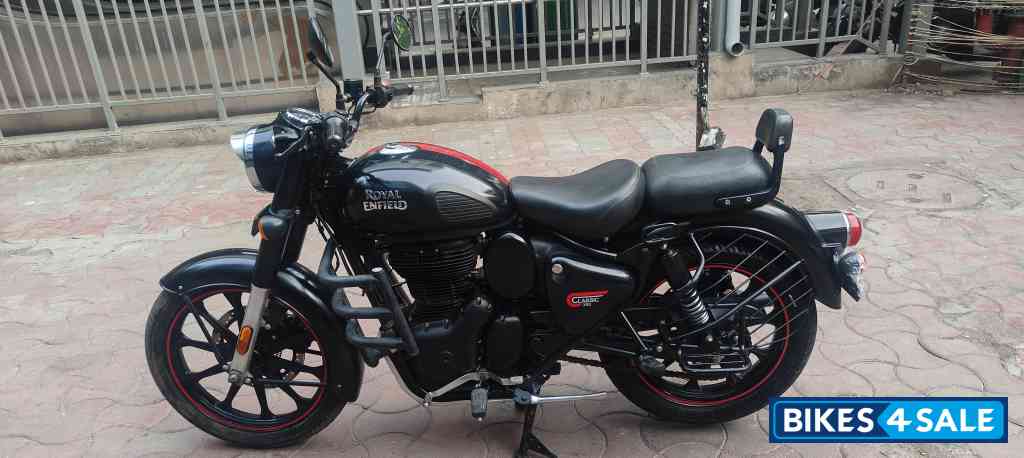Royal Enfield Classic Stealth Black