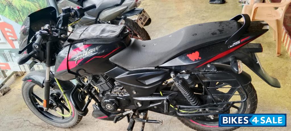 Black Bajaj Pulsar 125 Carbon Fibre Disc Single Seat