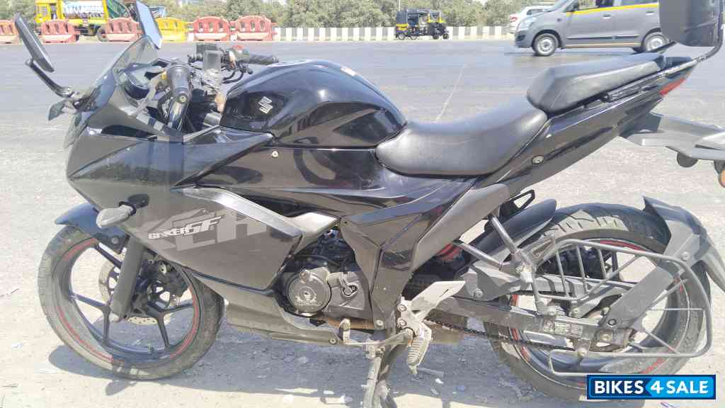 Black Suzuki Gixxer SF