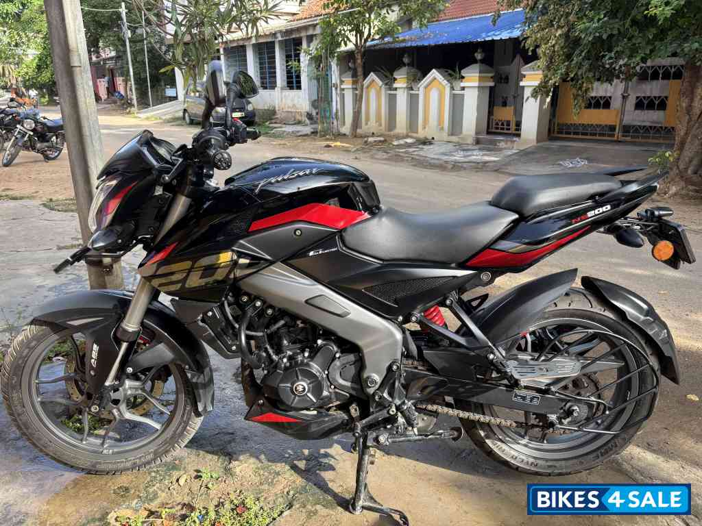 Glossy Ebony Black Bajaj Pulsar NS 200 BS6