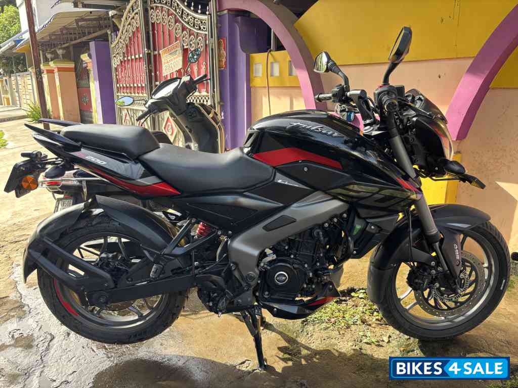 Glossy Ebony Black Bajaj Pulsar NS 200 BS6
