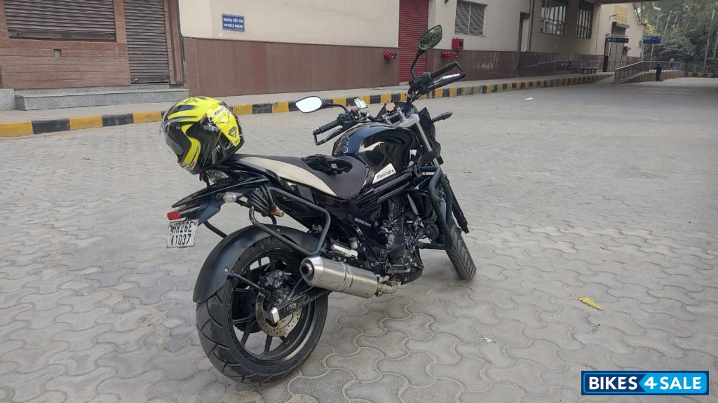 Mahindra Mojo 300 ABS BS6