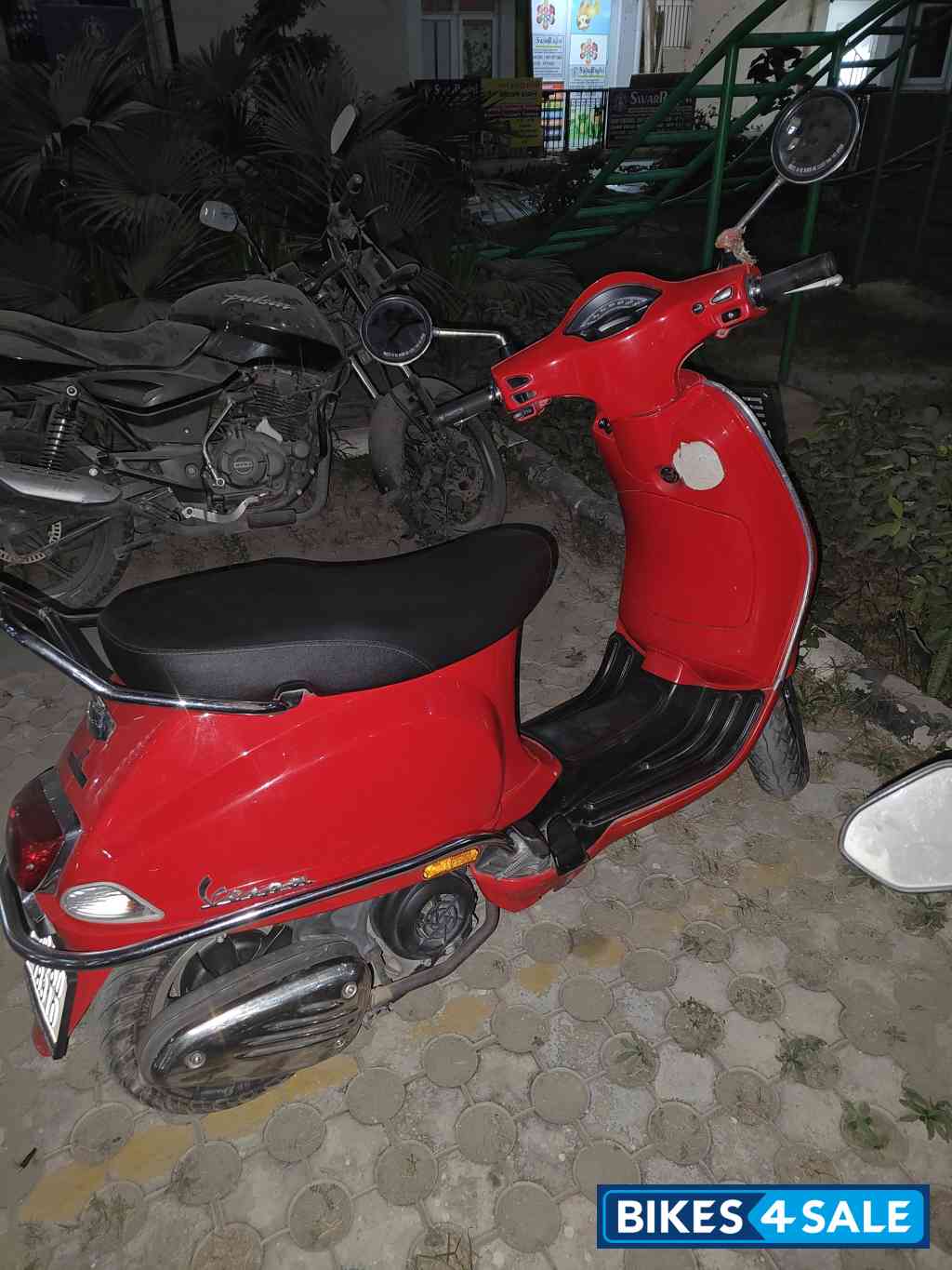 Dragon Red Vespa LX 125