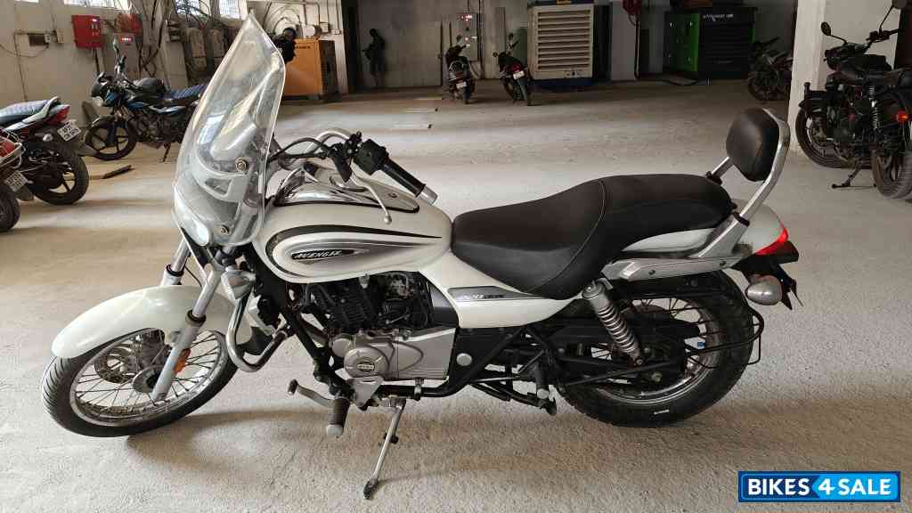 Moon White Bajaj Avenger Cruise 220