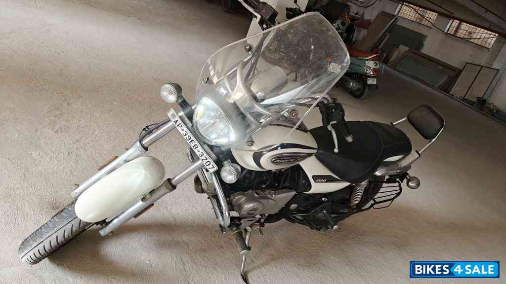 Moon White Bajaj Avenger Cruise 220