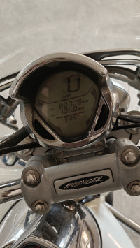 Moon White Bajaj Avenger Cruise 220