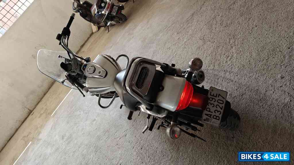 Moon White Bajaj Avenger Cruise 220