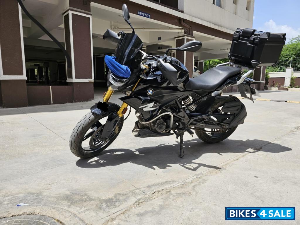 Cosmic Black BMW G 310 R