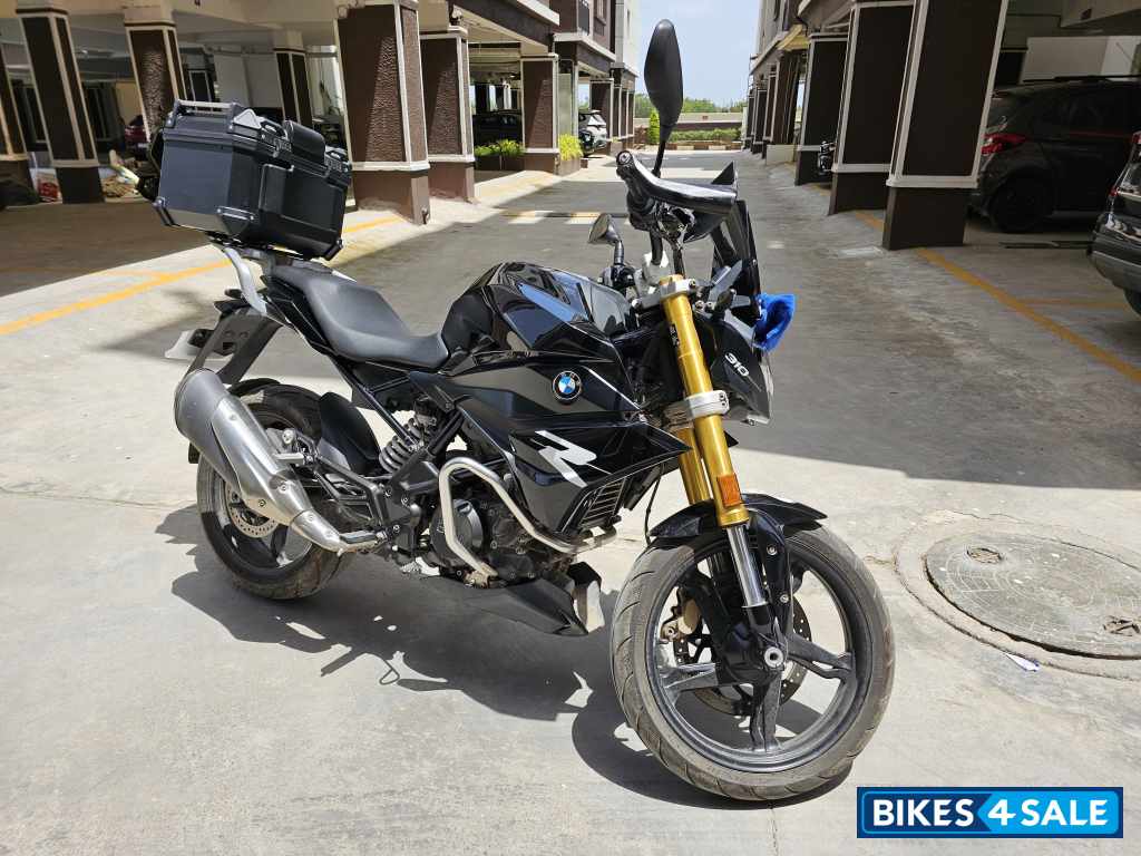 Cosmic Black BMW G 310 R