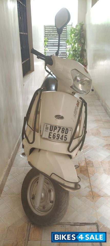 White Mahindra Duro