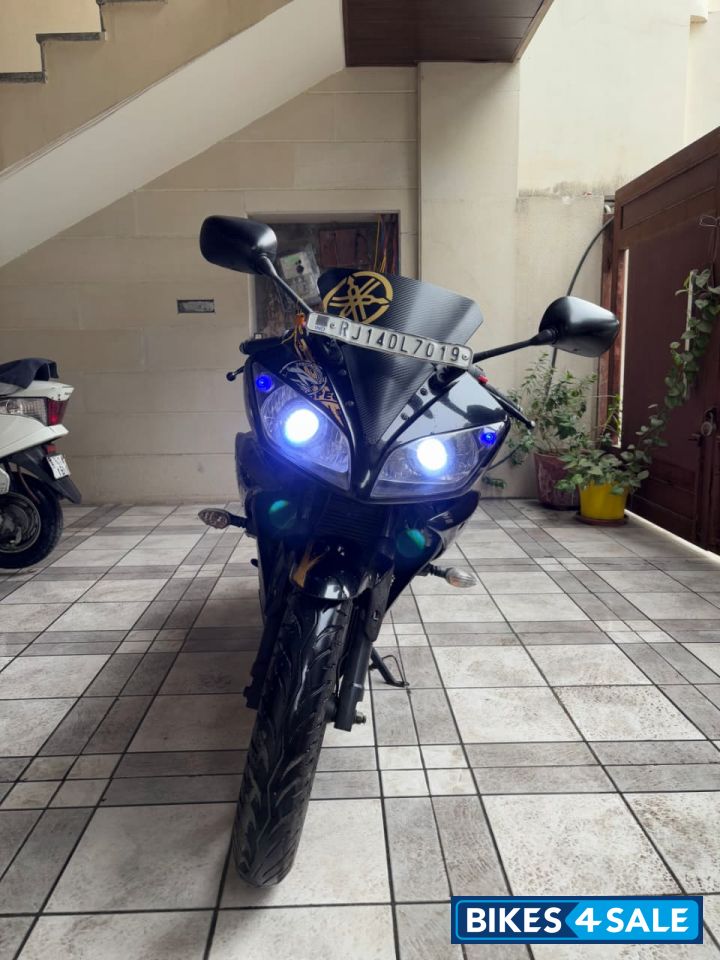 Black,golden Yamaha YZF R15