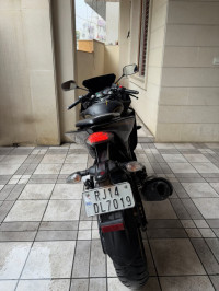 Black,golden Yamaha YZF R15