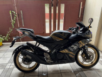 Black,golden Yamaha YZF R15