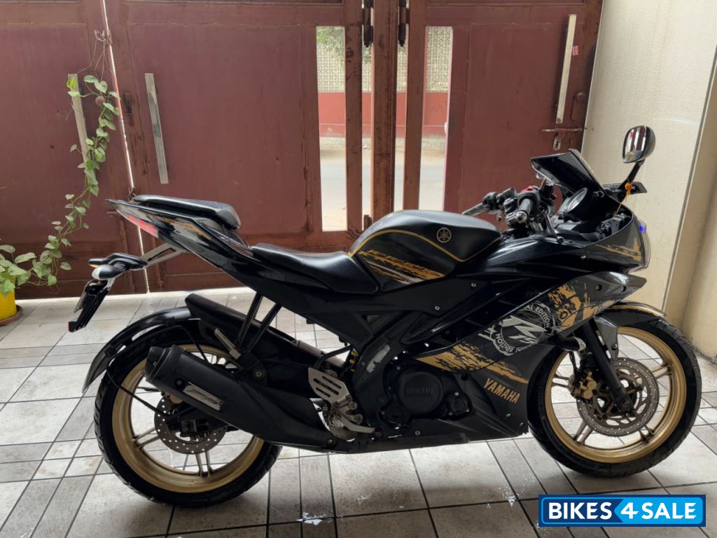 Black,golden Yamaha YZF R15 Black,golden Yamaha YZF R15