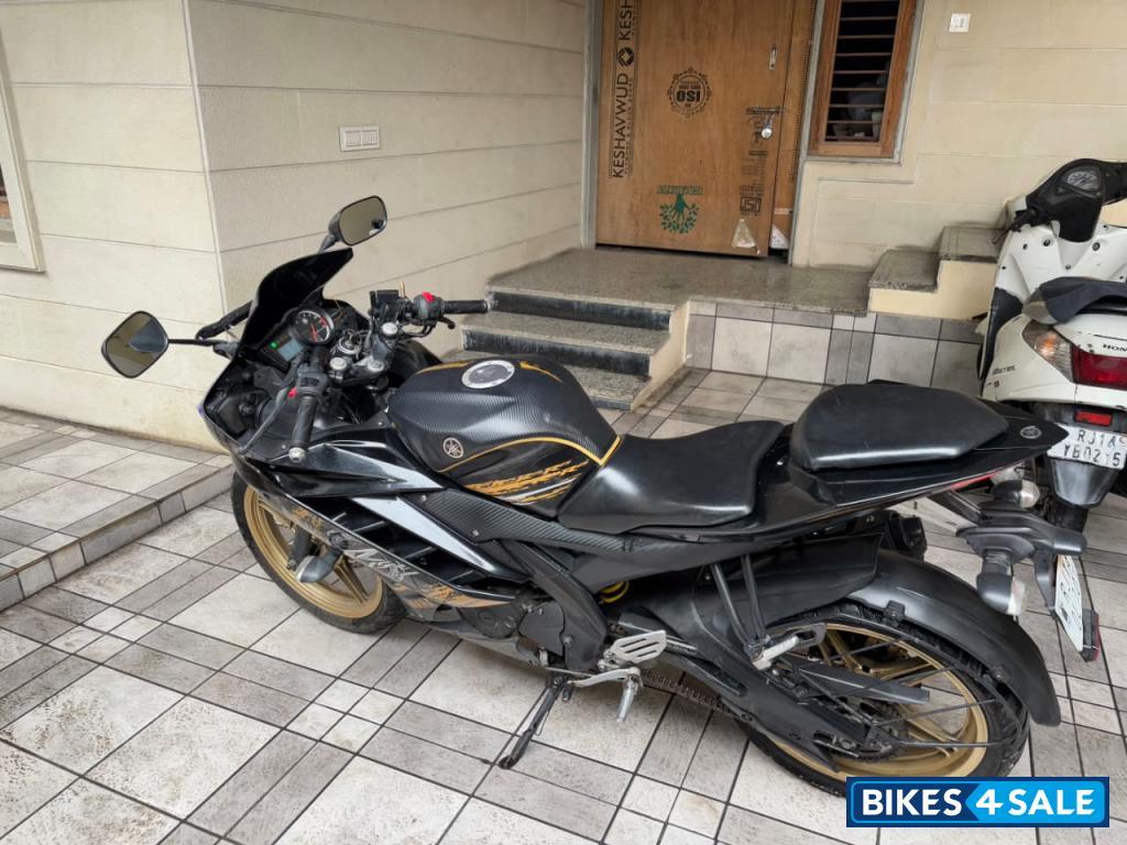 Black,golden Yamaha YZF R15 Black,golden Yamaha YZF R15