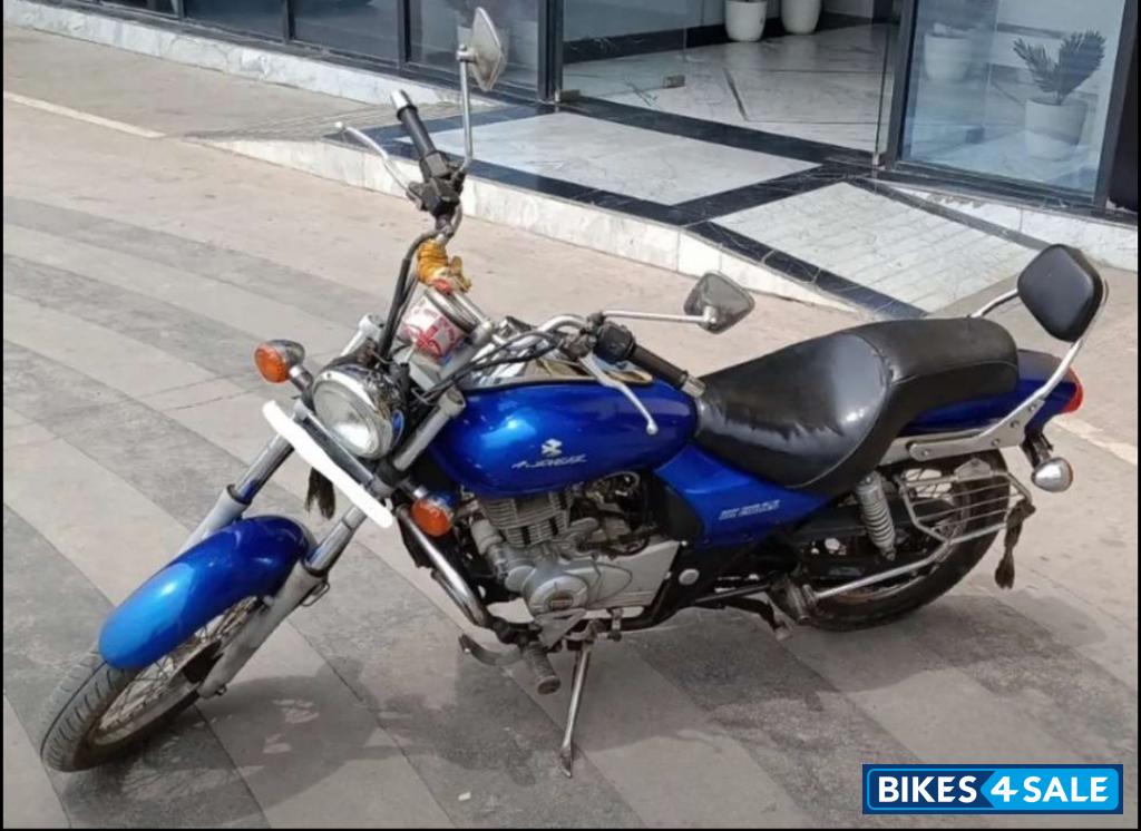 Blue Bajaj Avenger 220 DTS-i