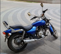 Blue Bajaj Avenger 220 DTS-i