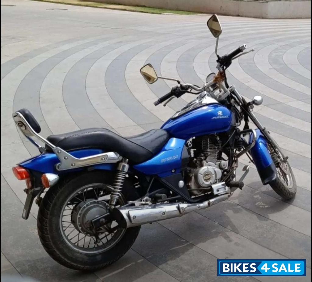 Blue Bajaj Avenger 220 DTS-i Blue Bajaj Avenger 220 DTS-i
