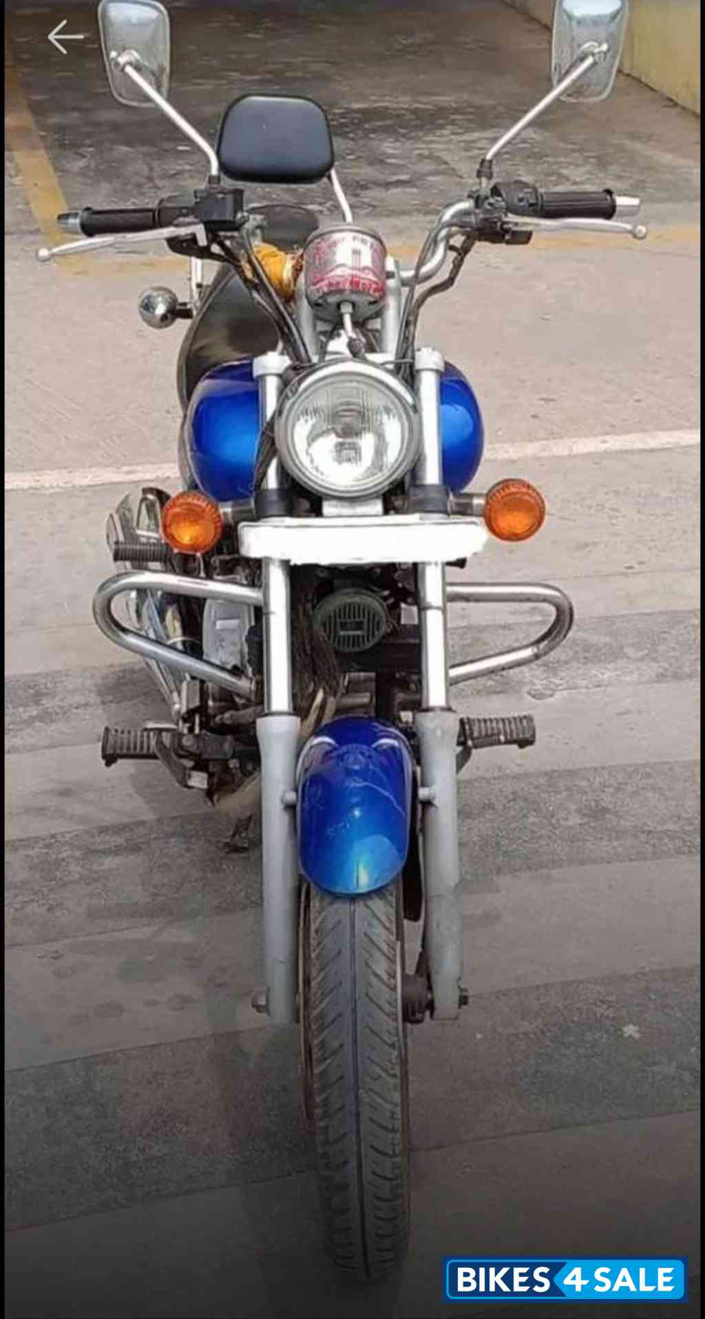 Blue Bajaj Avenger 220 DTS-i Blue Bajaj Avenger 220 DTS-i