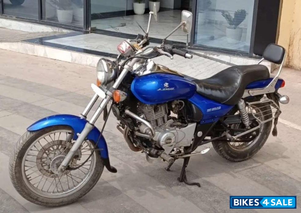 Blue Bajaj Avenger 220 DTS-i Blue Bajaj Avenger 220 DTS-i