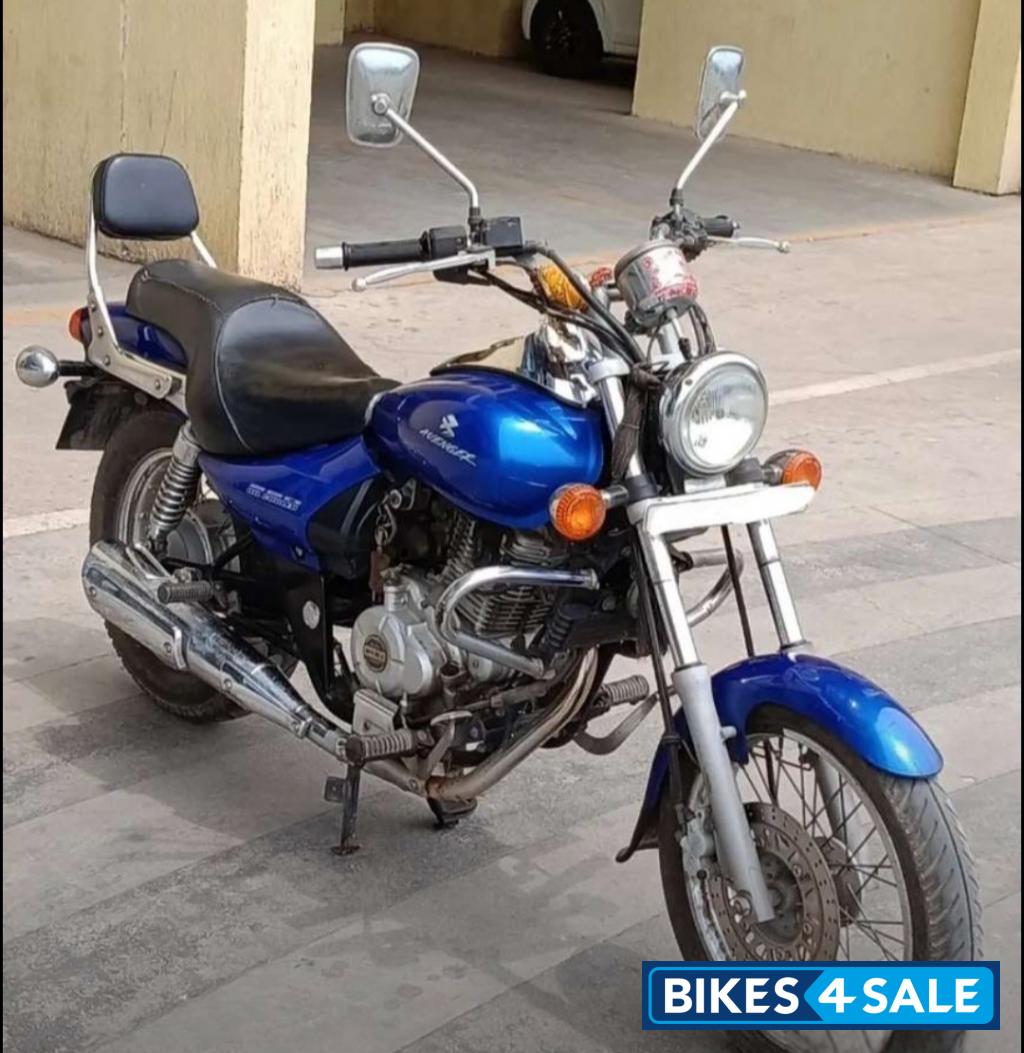 Blue Bajaj Avenger 220 DTS-i Blue Bajaj Avenger 220 DTS-i
