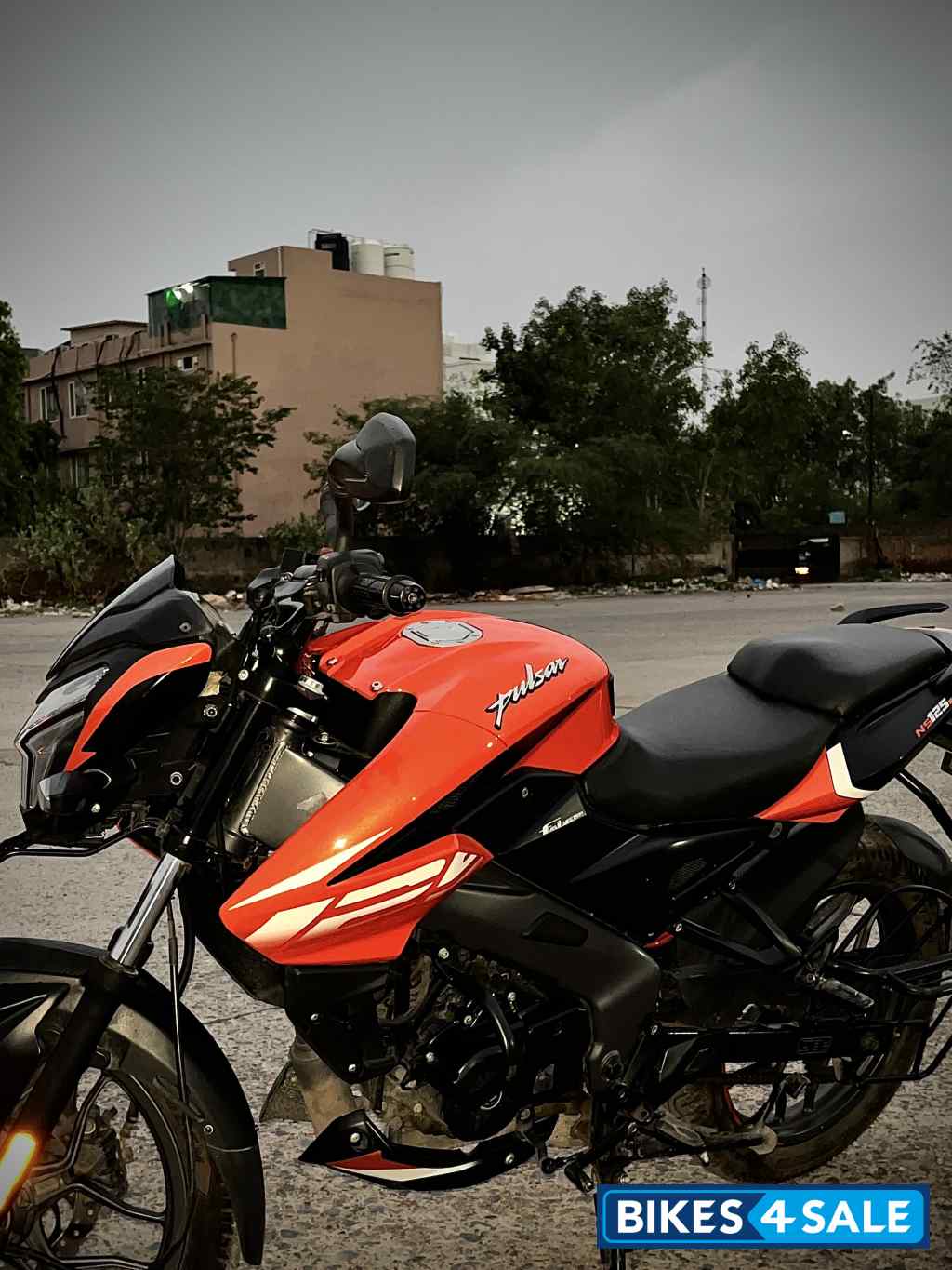 Orange Bajaj Pulsar NS 125