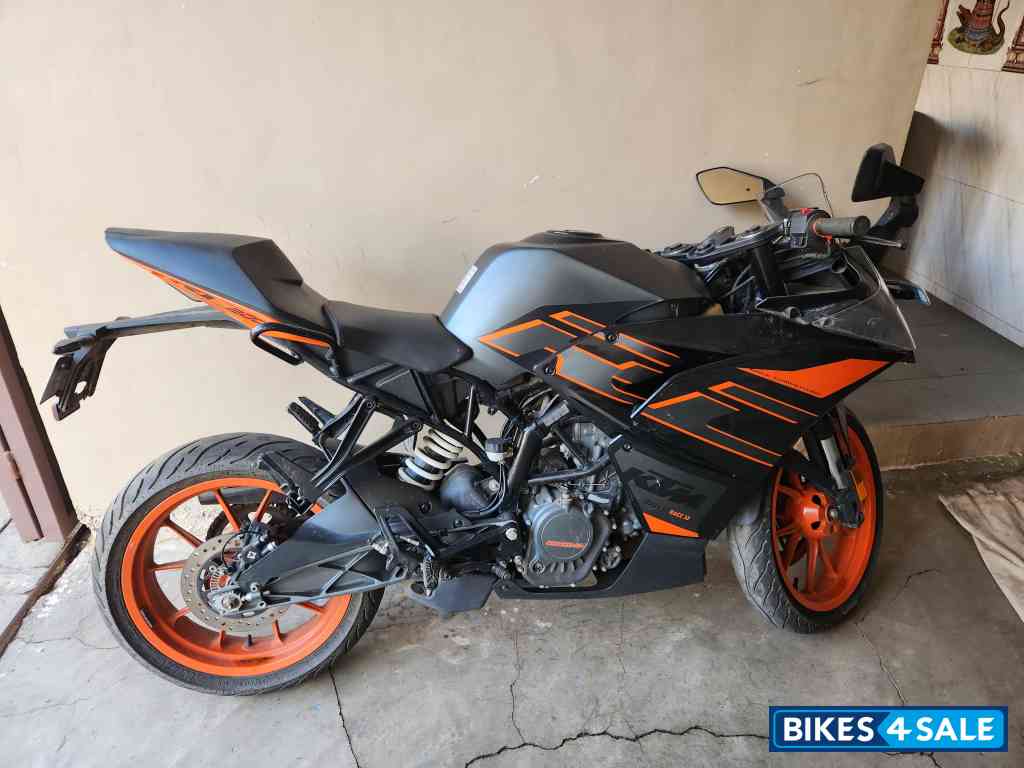 Black KTM RC 200 2022