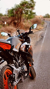 Black KTM RC 200 2022